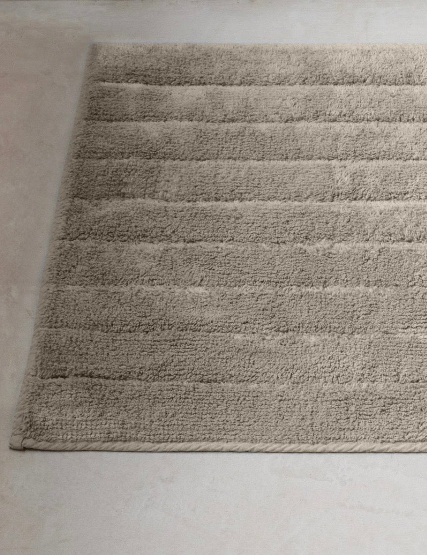 Tapis de salle de bain gris clair