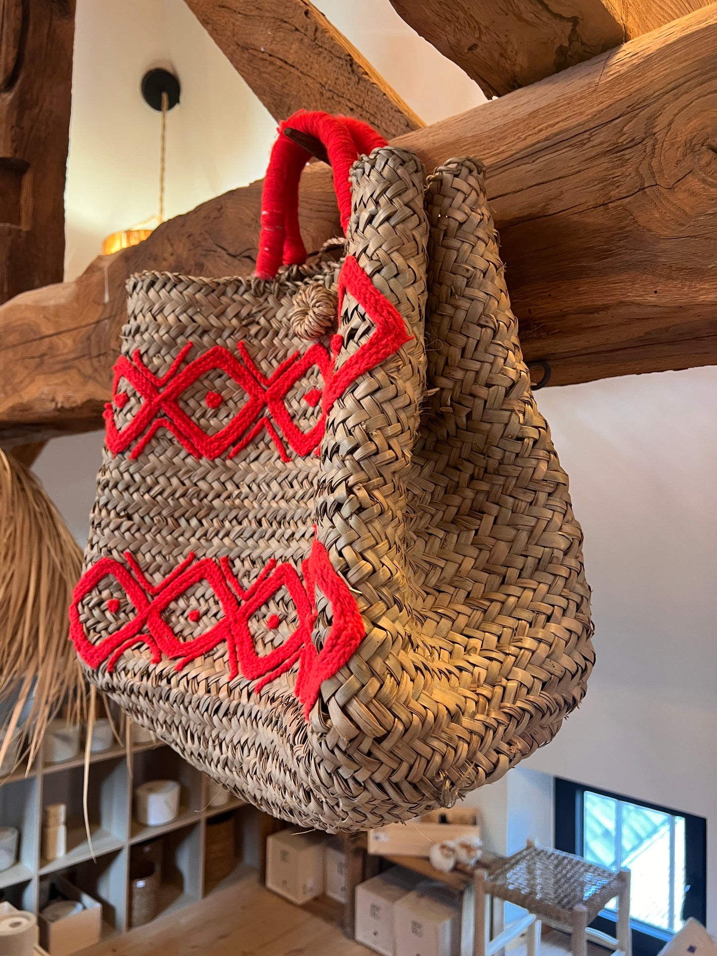 San en doum et broderie en losanges corail