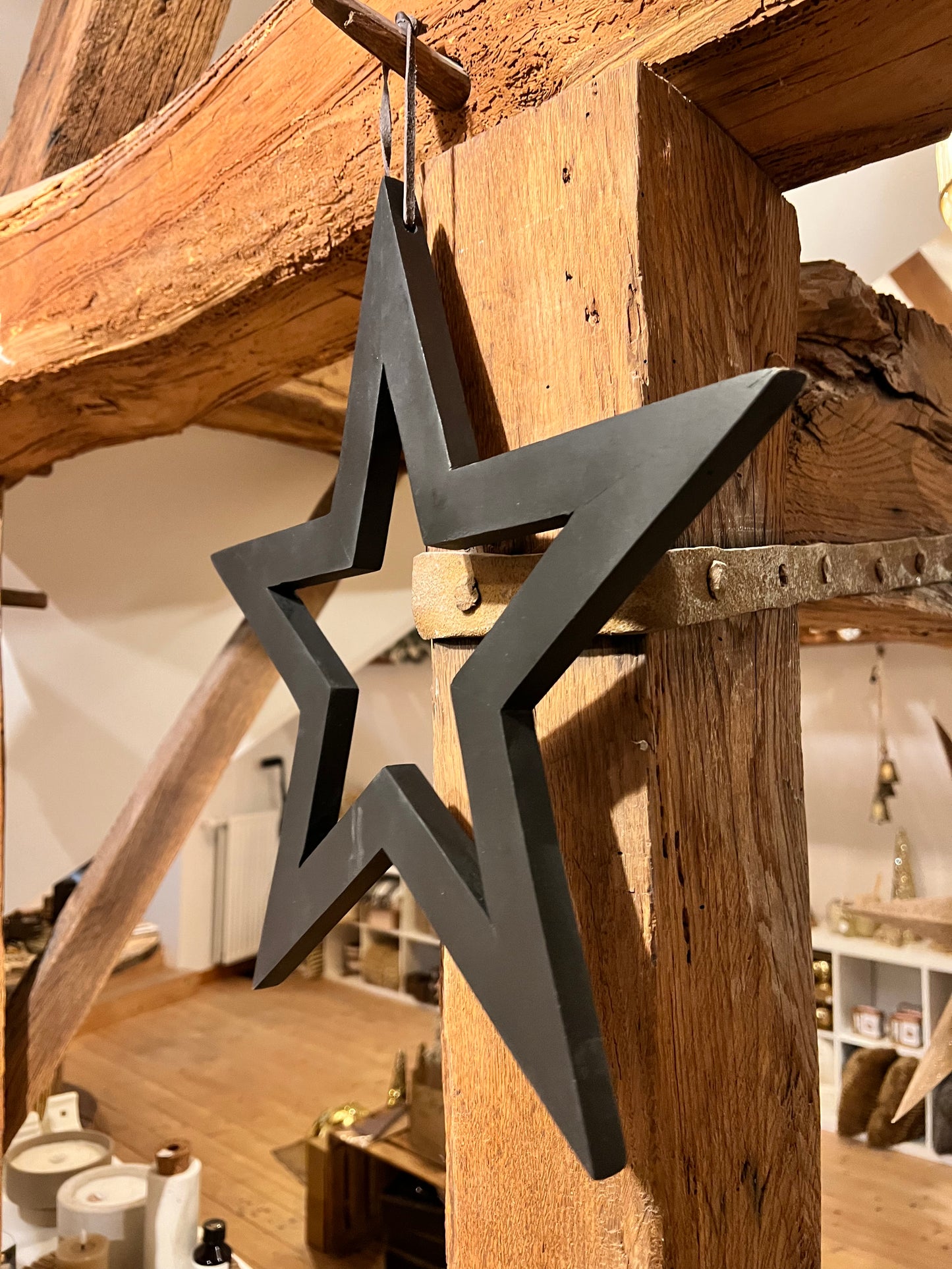 Étoile en bois noir