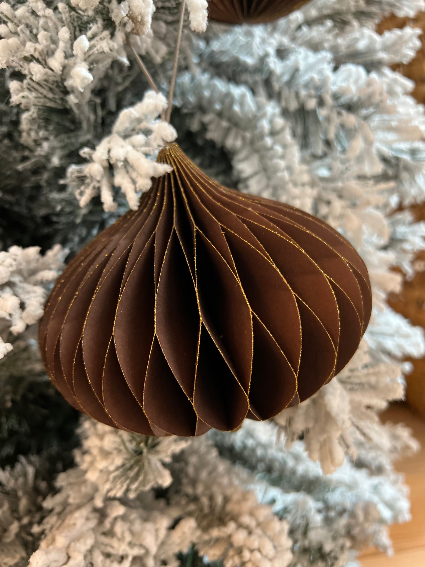 Boule de Noël en papier beige ou brun et doré