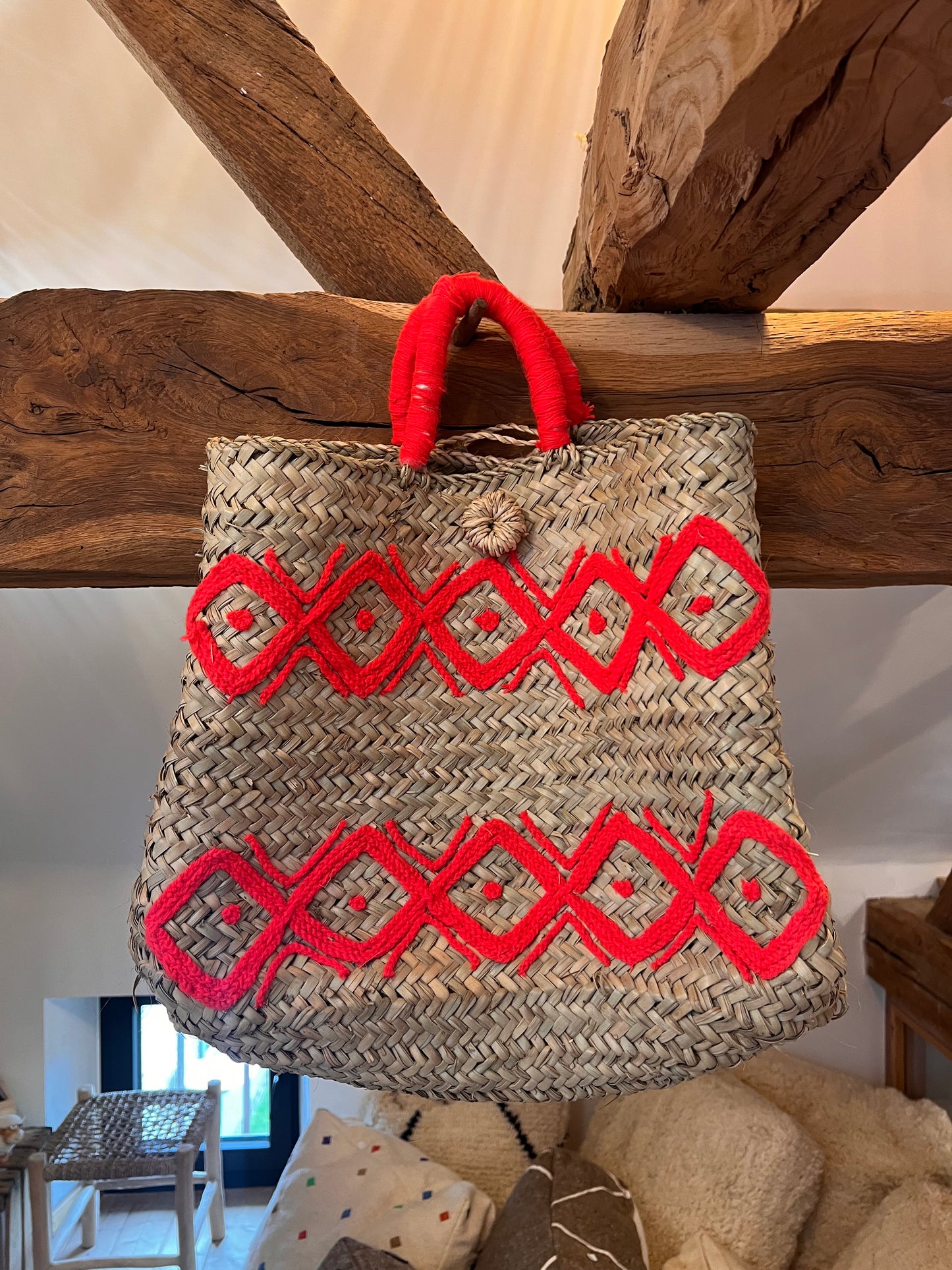 San en doum et broderie en losanges corail