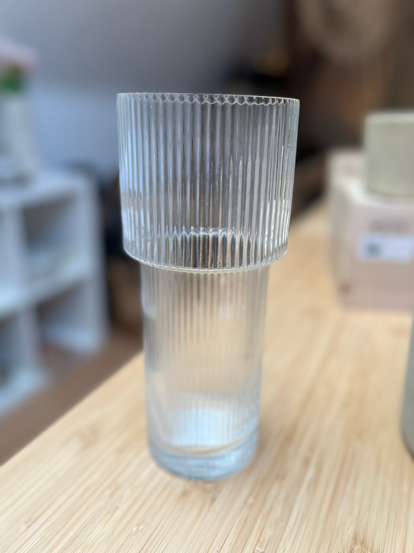 Vase ou cruche en verre strié