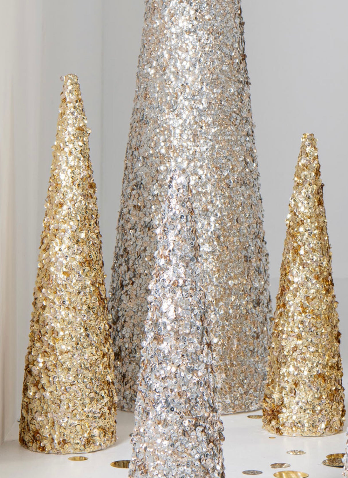 Sapin avec sequins dorés