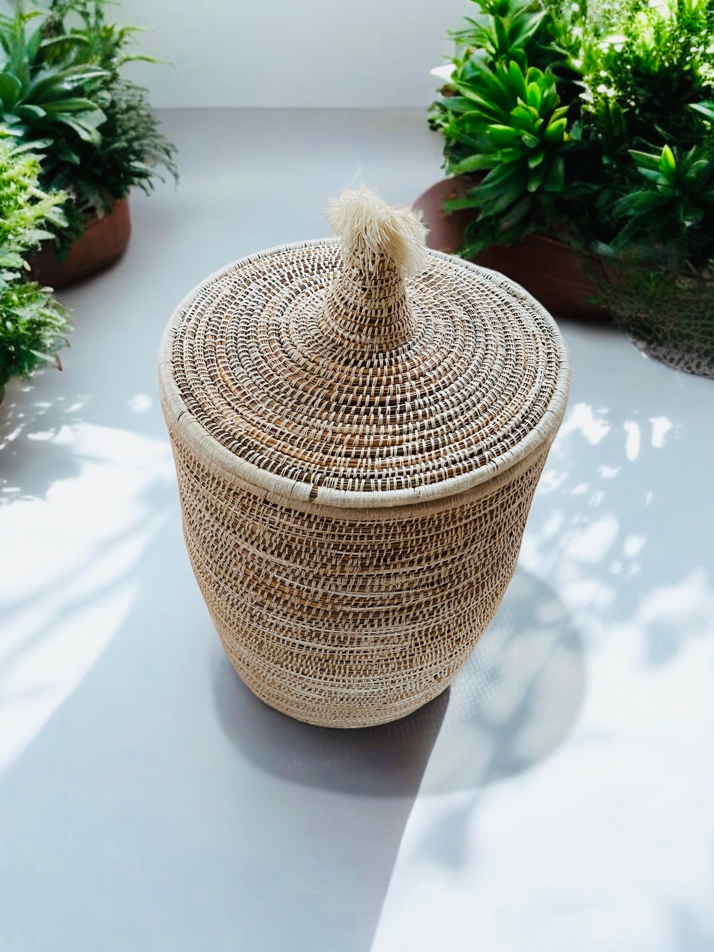 Panier tressé marocain avec floche blanc