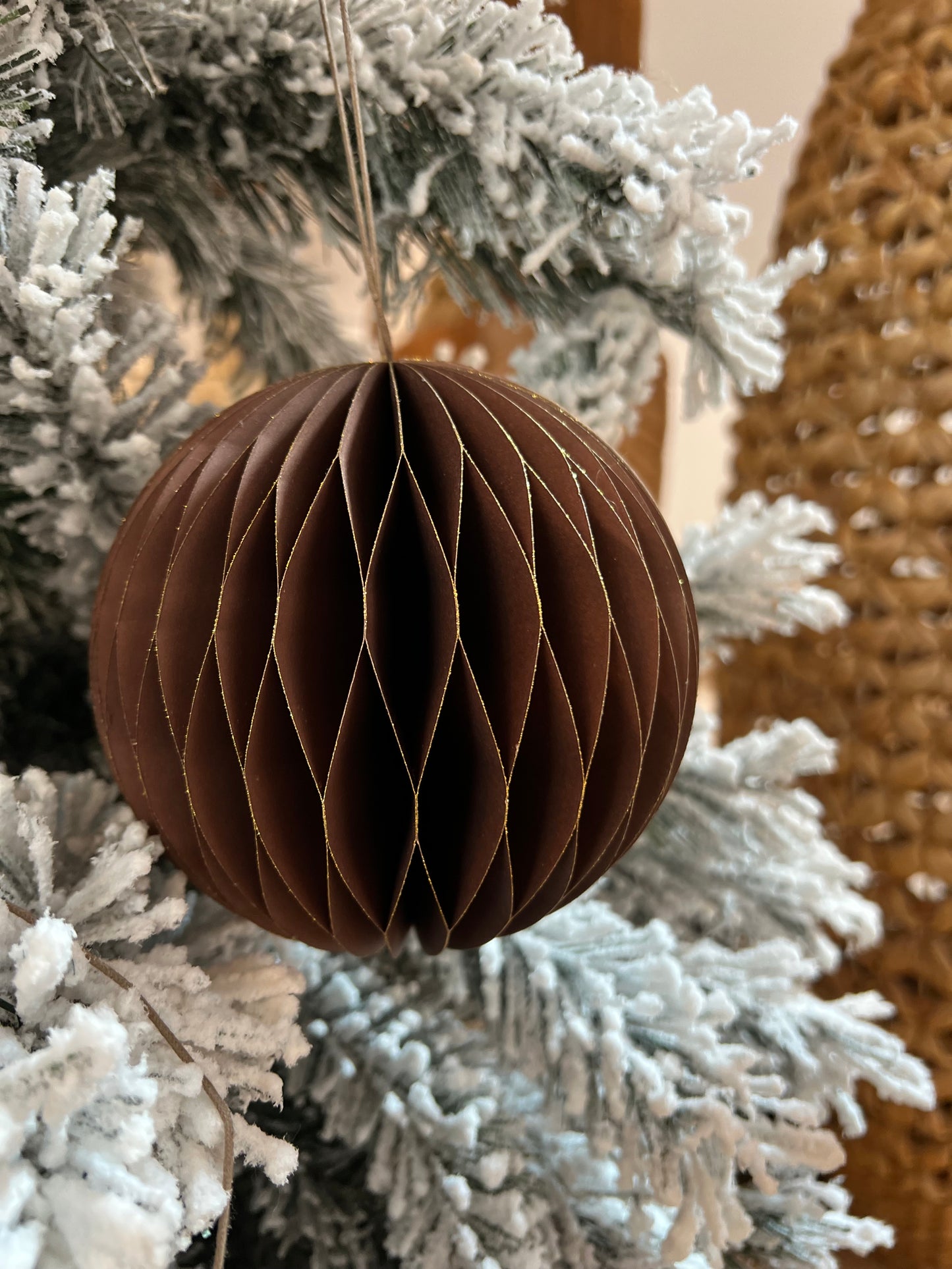 Boule de Noël en papier beige ou brun et doré