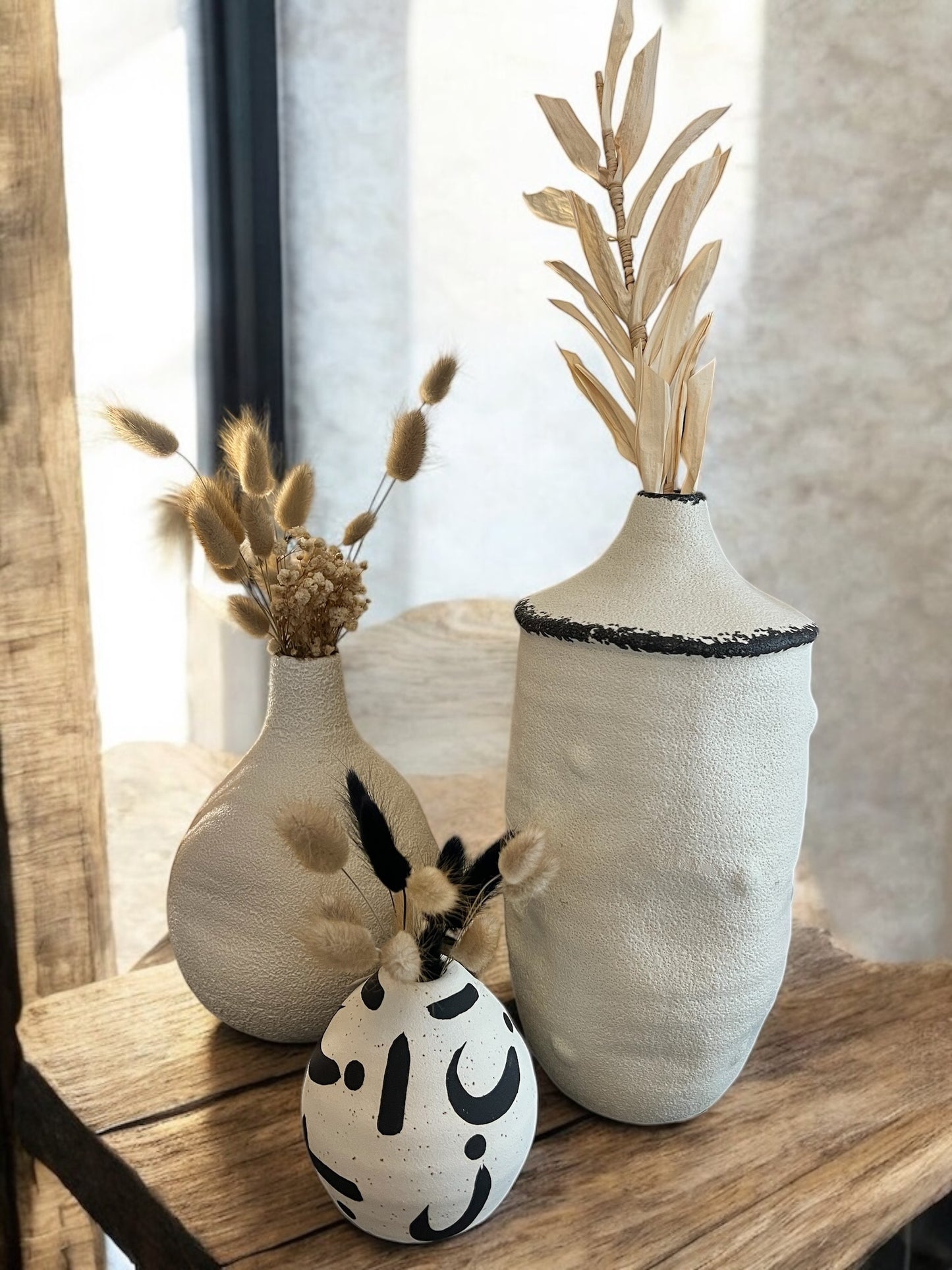 Vase poire crème et bord noir