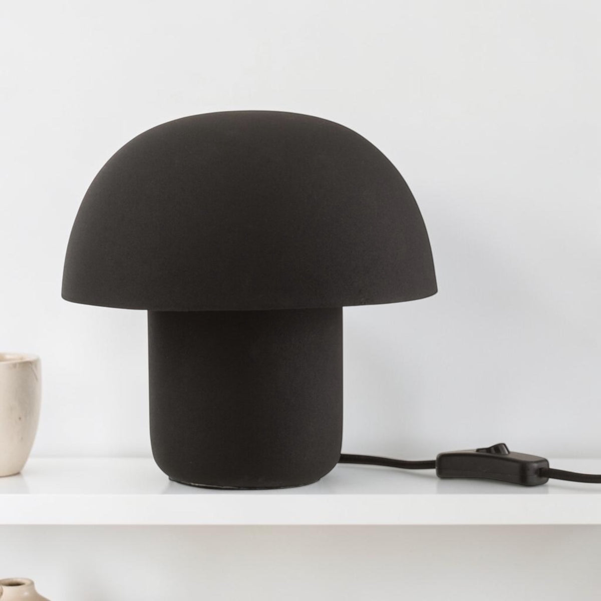 Lampe de table en fer noir mat