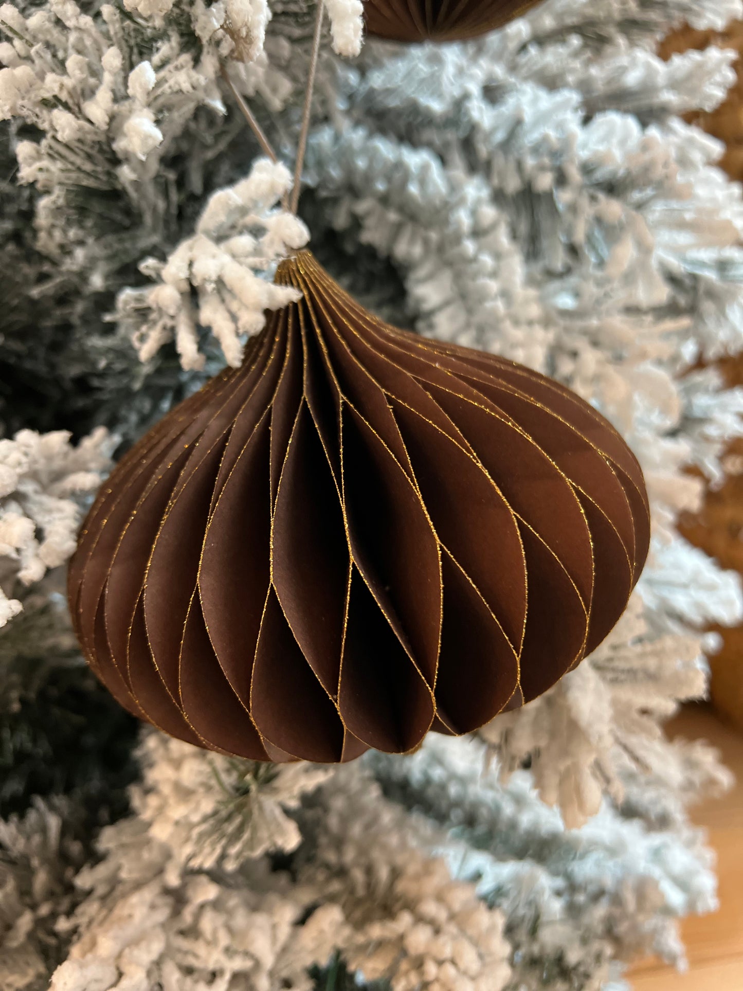 Boule de Noël en papier beige ou brun et doré