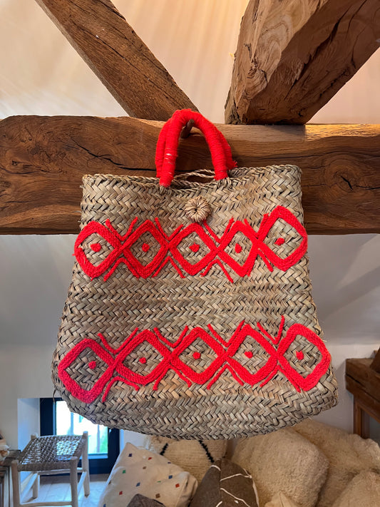 San en doum et broderie en losanges corail