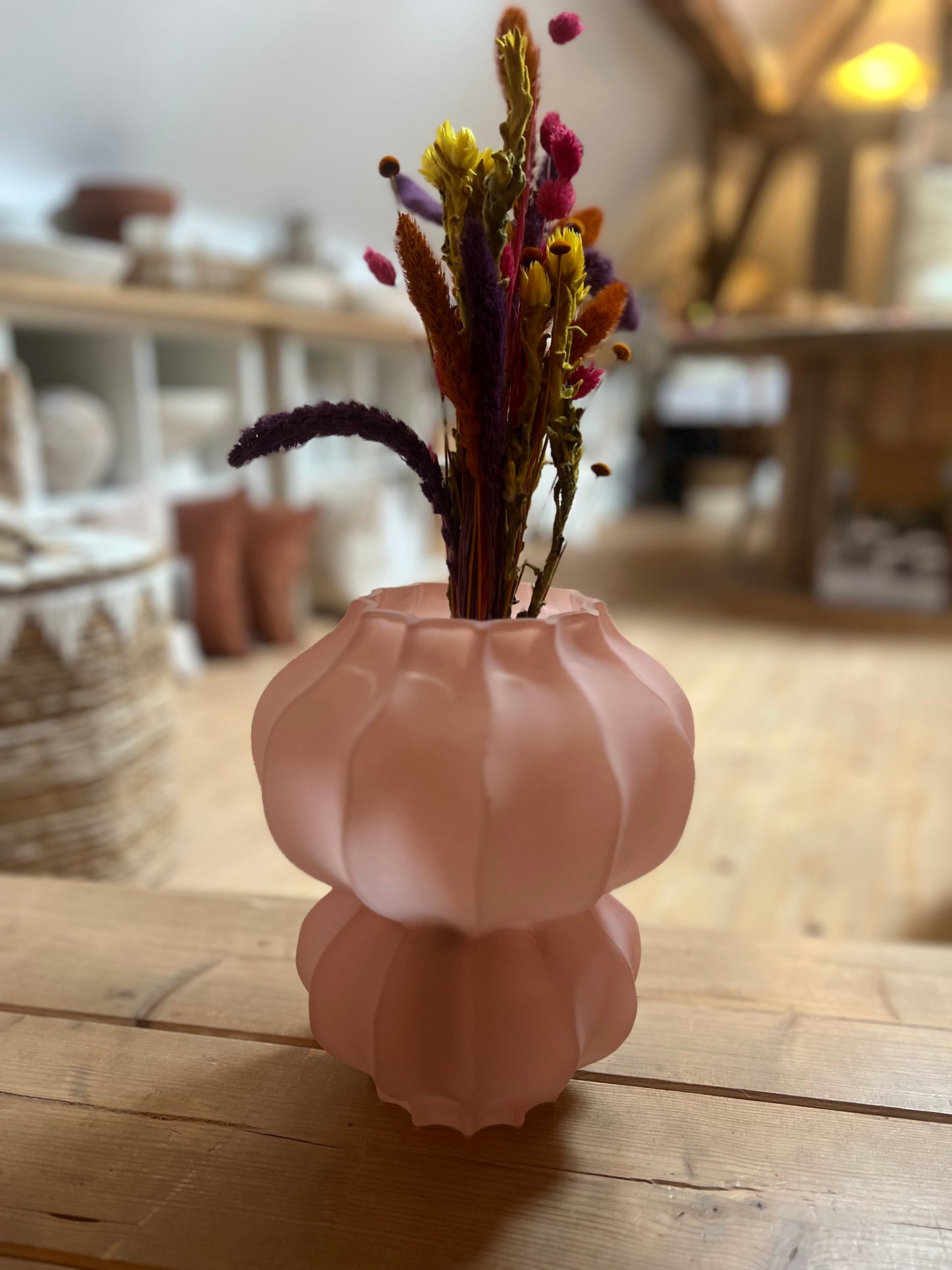 Vase rose en verre