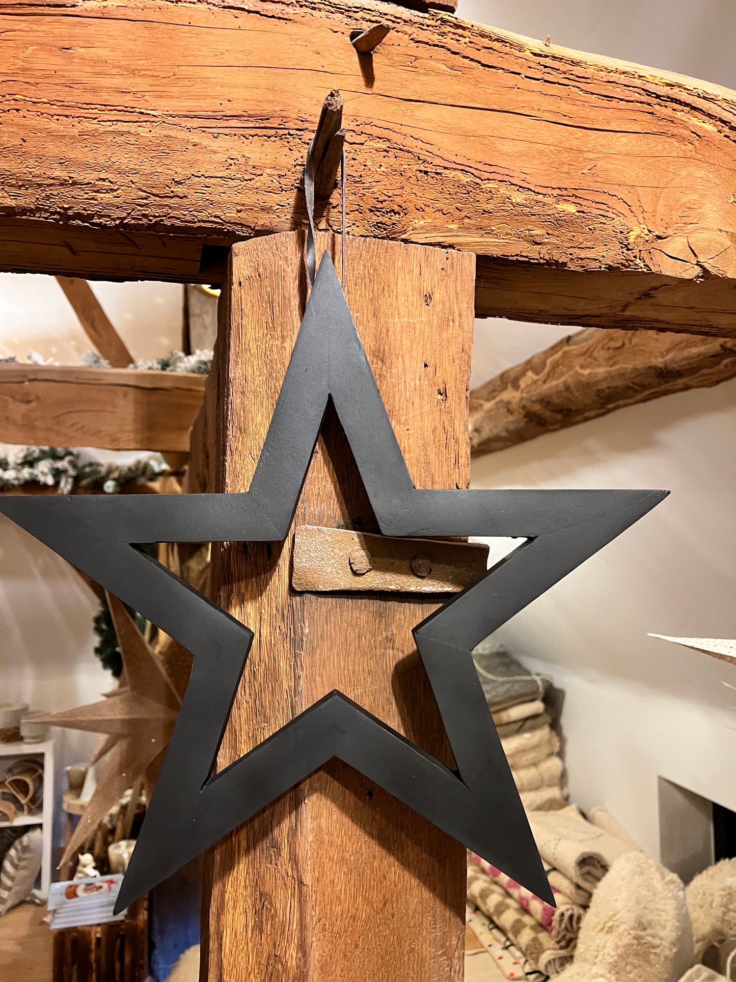 Étoile en bois noir