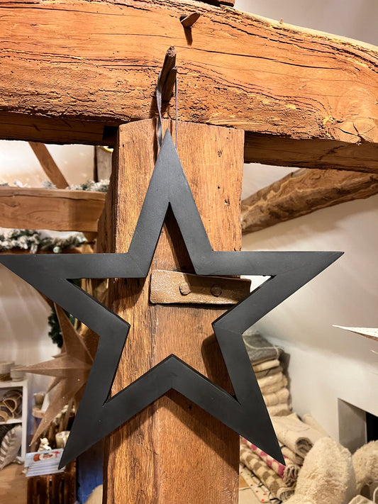 Étoile en bois noir