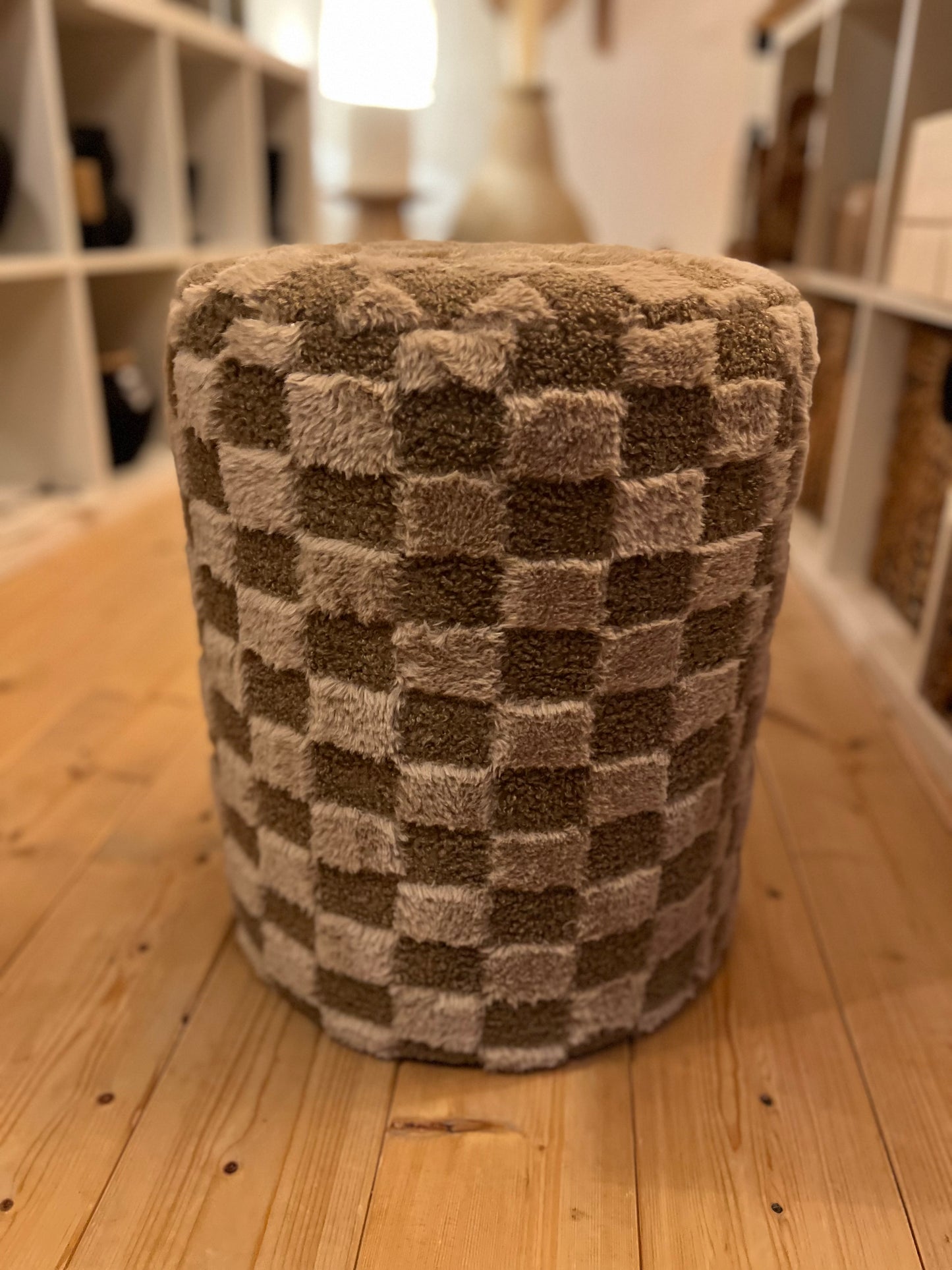 Pouf en damier en fourrure beige