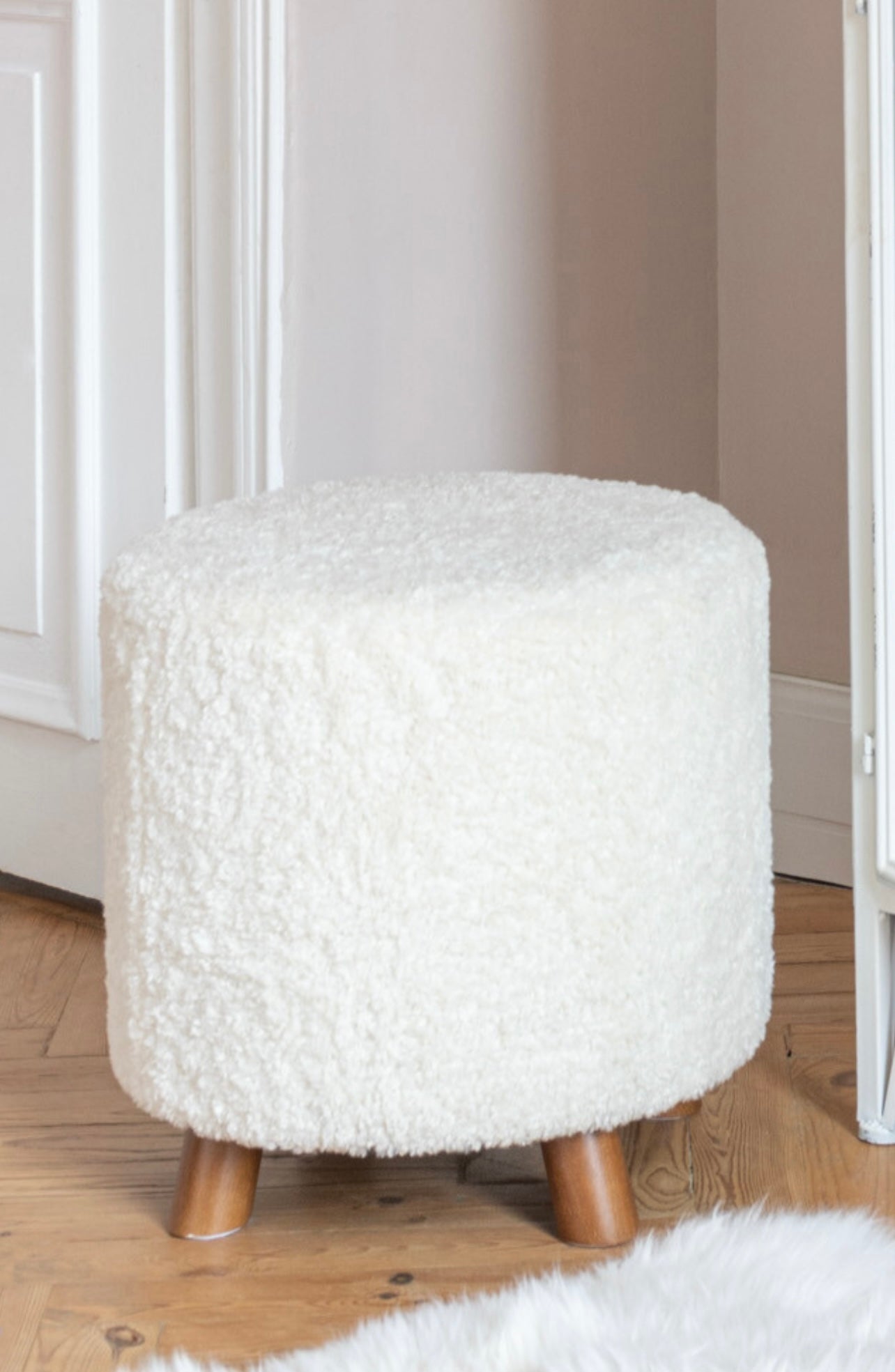 Pouf mouton pied bois (deux coloris)