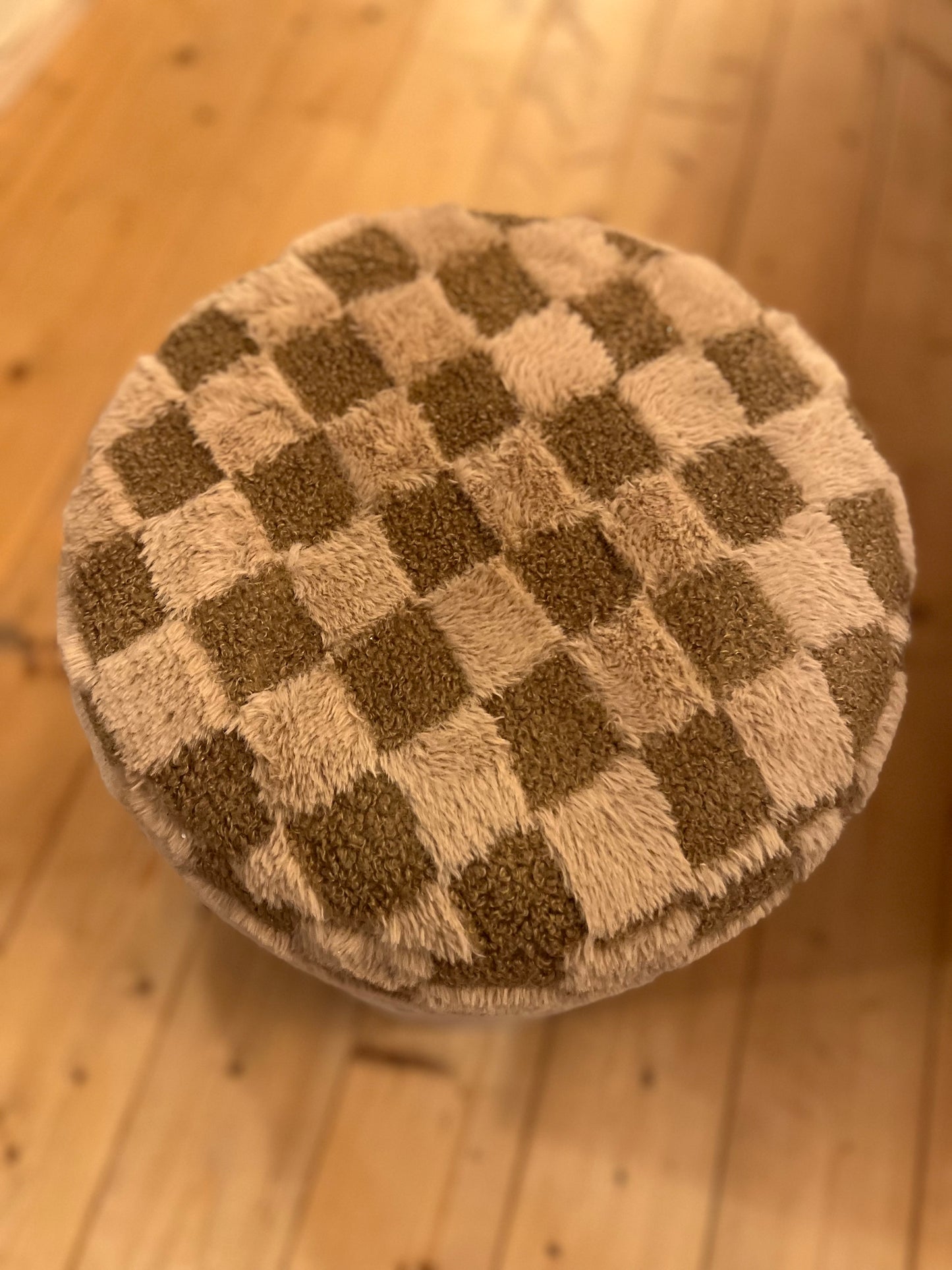 Pouf en damier en fourrure beige