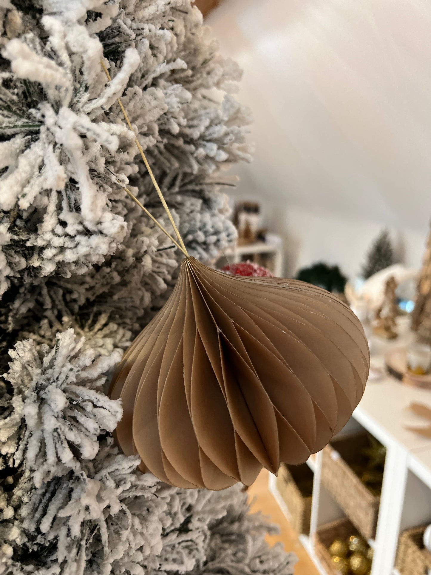 Boule de Noël en papier beige ou brun et doré