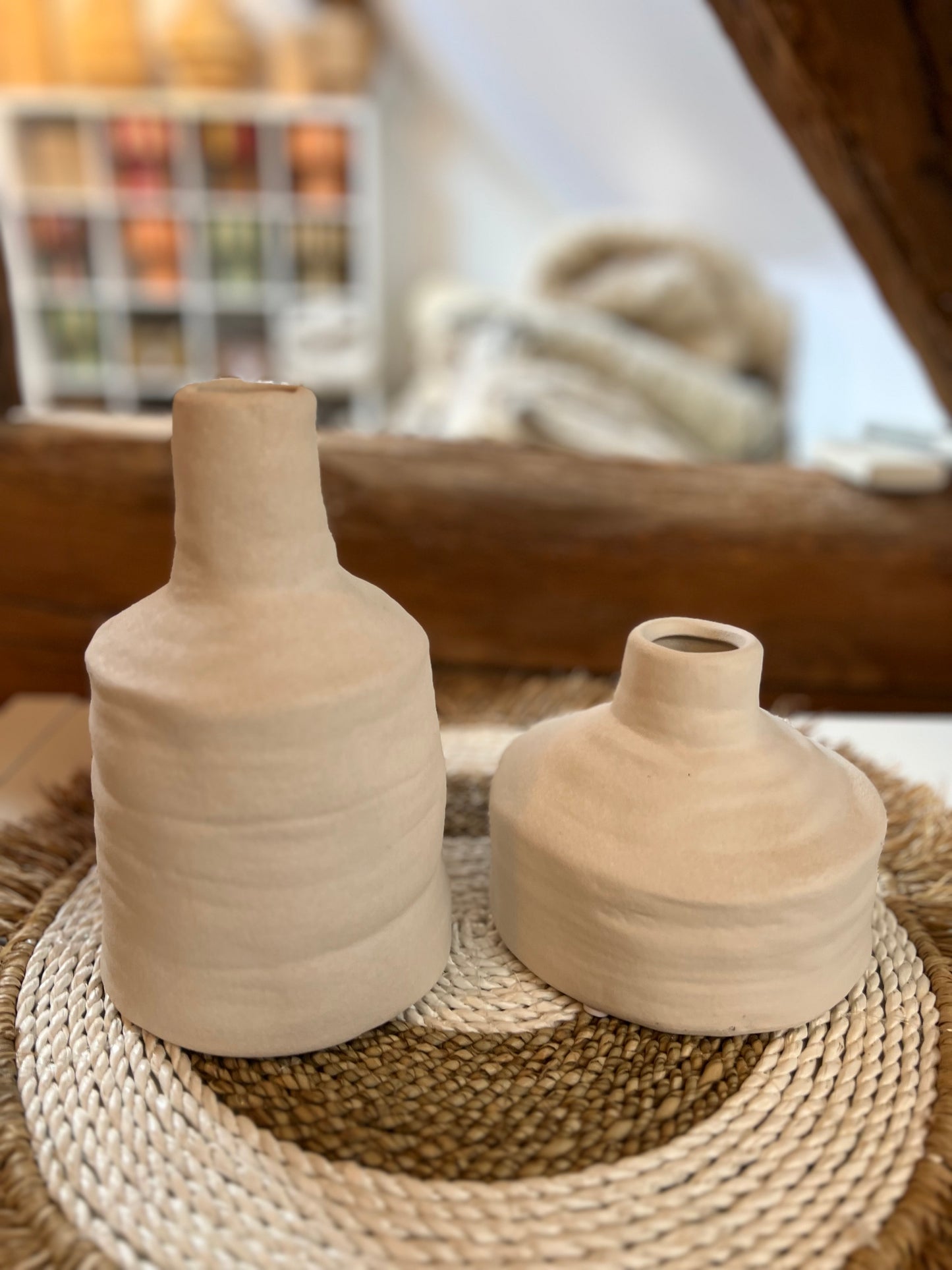 Vase blanc en poterie kila